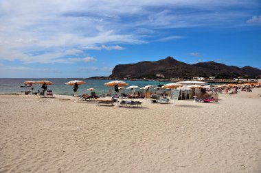 Sahilde turistlerin ve banyocuların sahili. 26 Eylül 2019 En İyi Sicilya İtalya