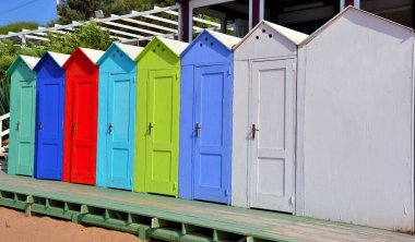 Sicilya Marinella sahilindeki Selinunte plajında renkli kulübeler.