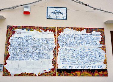 Süslü fayanslar İtalyanca yazılmıştır ve Mahdia Tunus 'un tarihi 20 Eylül 2019 Mazara del Vallo Sicilya' sında mazara del vallo ile ikilidir.