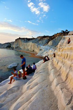 18 Eylül 2019 'da Scala dei Turchi' de (Türklerin Merdivenleri) gün batımını seyreden ve denizin tadını çıkaran turistler