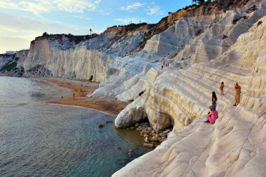 18 Eylül 2019 'da Scala dei Turchi' de (Türklerin Merdivenleri) gün batımını seyreden ve denizin tadını çıkaran turistler