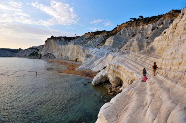 18 Eylül 2019 'da Scala dei Turchi' de (Türklerin Merdivenleri) gün batımını seyreden ve denizin tadını çıkaran turistler