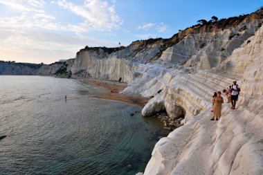 18 Eylül 2019 'da Scala dei Turchi' de (Türklerin Merdivenleri) gün batımını seyreden ve denizin tadını çıkaran turistler