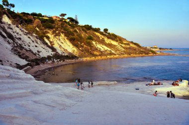18 Eylül 2019 'da Scala dei Turchi' de (Türklerin Merdivenleri) gün batımını seyreden ve denizin tadını çıkaran turistler