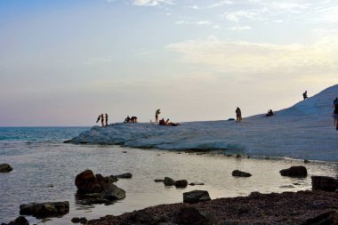 18 Eylül 2019 'da Scala dei Turchi' de (Türklerin Merdivenleri) gün batımını seyreden ve denizin tadını çıkaran turistler