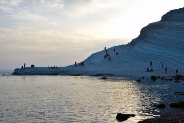 18 Eylül 2019 'da Scala dei Turchi' de (Türklerin Merdivenleri) gün batımını seyreden ve denizin tadını çıkaran turistler
