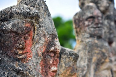 Büyülü kale, heykeltıraş Filippo Bentivegna 'nın eseri. 50 yıldan fazladır taşlara yüzler ve kafaları oyuyor. 18 Eylül 2019 Sciacca Sicilya