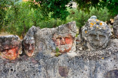 Büyülü kale, heykeltıraş Filippo Bentivegna 'nın eseri. 50 yıldan fazladır taşlara yüzler ve kafaları oyuyor. 18 Eylül 2019 Sciacca Sicilya