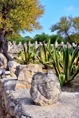 Büyülü kale, heykeltıraş Filippo Bentivegna 'nın eseri. 50 yıldan fazladır taşlara yüzler ve kafaları oyuyor. 18 Eylül 2019 Sciacca Sicilya