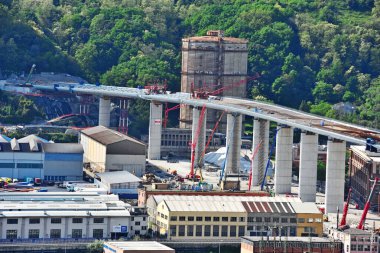  26 Nisan 2020 'de Ceneviz İtalya' da yıkılan yeni otoyol köprüsü (eski Morandi) üzerindeki son yeniden inşa çalışmaları