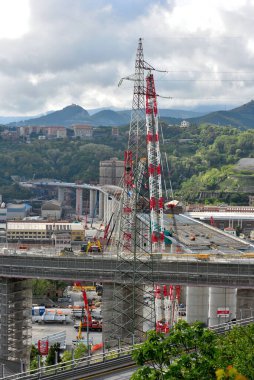  26 Nisan 2020 'de Ceneviz İtalya' da yıkılan yeni otoyol köprüsü (eski Morandi) üzerindeki son yeniden inşa çalışmaları