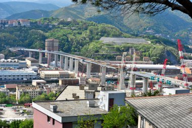 26 Nisan 2020 'de Ceneviz İtalya' da yıkılan yeni otoyol köprüsü (eski Morandi) üzerindeki son yeniden inşa çalışmaları