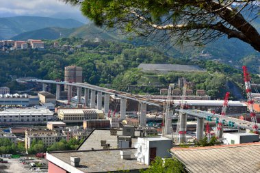 26 Nisan 2020 'de Ceneviz İtalya' da yıkılan yeni otoyol köprüsü (eski Morandi) üzerindeki son yeniden inşa çalışmaları
