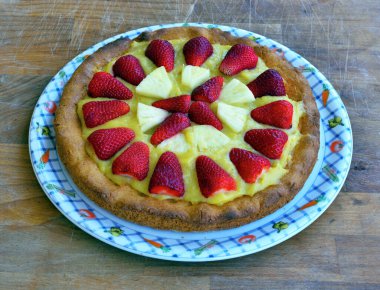 Çilekli ve ananaslı kremalı tart