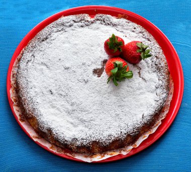 tatlı çilekli ve yoğurtlu kek