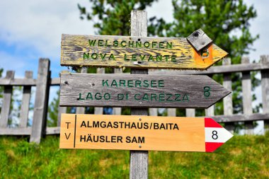 12 Ağustos 2019 Nova Levante Bolzano İtalya 'da Dolomiteler için yol tarifi