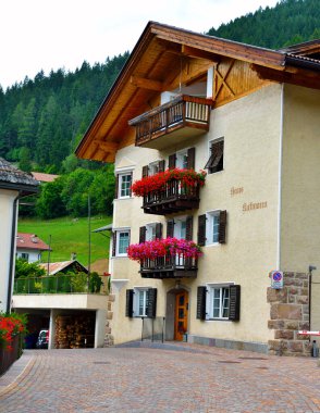 Dolomitlerin merkezindeki ve tarihi binalar Catinaccio 'nun eteklerindeki 12 Ağustos 2019 Bolzano İtalya Lastikleri.