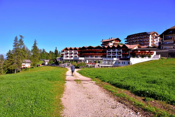 Hotel Isolado Luxuoso Com Vista Para Cadeia Dolomite Latemar Agosto — Fotografia de Stock