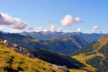 İtalya 'nın Bolzano özerk ili Pisa latemar (predazzo pampeago) dolomitlerine doğru atlıyor.