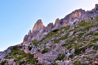 İtalya 'nın Bolzano özerk ili Pisa latemar (predazzo pampeago) dolomitlerine doğru atlıyor.