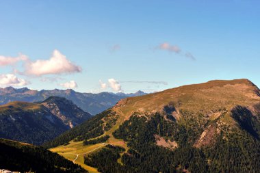İtalya 'nın Bolzano özerk ili Pisa latemar (predazzo pampeago) dolomitlerine doğru atlıyor.