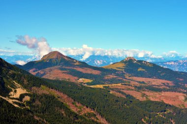 İtalya 'nın Bolzano özerk ili Pisa latemar (predazzo pampeago) dolomitlerine doğru atlıyor.