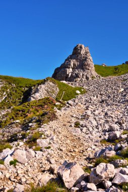 İtalya 'nın Bolzano özerk ili Pisa latemar (predazzo pampeago) dolomitlerine doğru atlıyor.