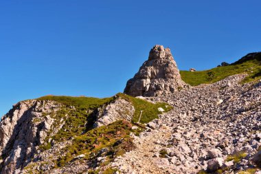 İtalya 'nın Bolzano özerk ili Pisa latemar (predazzo pampeago) dolomitlerine doğru atlıyor.