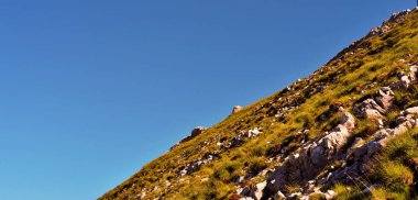 İtalya 'nın Bolzano özerk ili Pisa latemar (predazzo pampeago) dolomitlerine doğru atlıyor.