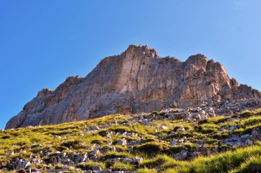 İtalya 'nın Bolzano özerk ili Pisa latemar (predazzo pampeago) dolomitlerine doğru atlıyor.