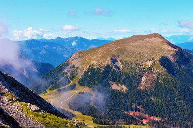 İtalya 'yı terk etmek için Pisa latemar (predazzo pampeago) kulesine doğru atlıyor.
