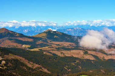 İtalya 'yı terk etmek için Pisa latemar (predazzo pampeago) kulesine doğru atlıyor.