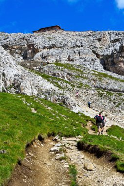 İtalya 'yı terk etmek için Pisa latemar (predazzo pampeago) kulesine doğru atlıyor.