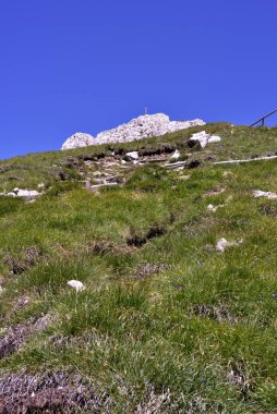 İtalya 'yı terk etmek için Pisa latemar (predazzo pampeago) kulesine doğru atlıyor.