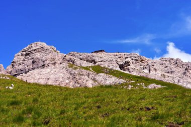 İtalya 'yı terk etmek için Pisa latemar (predazzo pampeago) kulesine doğru atlıyor.