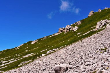 İtalya 'yı terk etmek için Pisa latemar (predazzo pampeago) kulesine doğru atlıyor.
