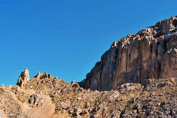 Скачки Башне Убежища Пизы Latemar Predazzo Pampeago Dolomites Alto Adige — стоковое фото