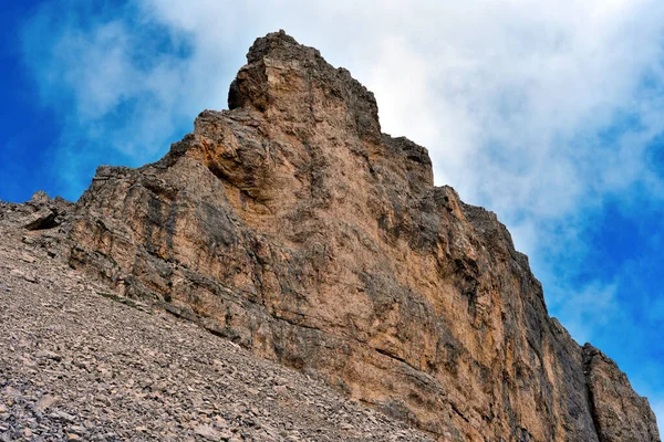 Скачки Башне Убежища Пизы Latemar Predazzo Pampeago Dolomites Alto Adige — стоковое фото