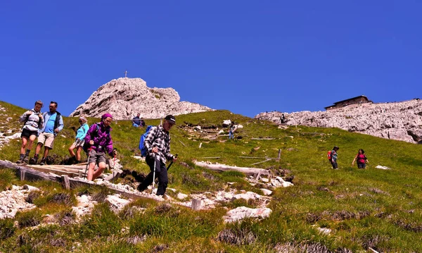 Wandelaars Naar Torre Pisa Toevluchtsoord Een Alpine Toevluchtsoord Van Latemar — Stockfoto