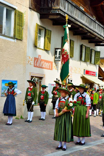 Letní Festival Schuetzen Procesí Koncertem Hudební Skupiny Srpna 2019 Collepetra — Stock fotografie