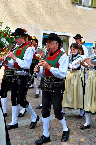 Letní Festival Schuetzen Procesí Koncertem Hudební Skupiny Srpna 2019 Collepetra — Stock fotografie