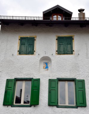 Folgaria, Trento, İtalya 'nın tarihi merkezinde pitoresk pencereler