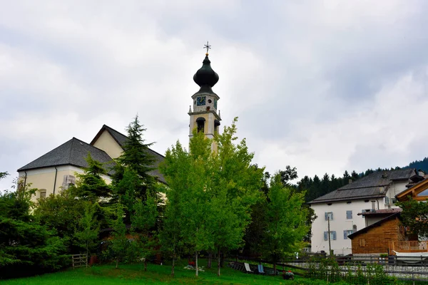 Kirche Von San Lorenzo Und Blick Auf Das Dorf Folgaria — Stockfoto