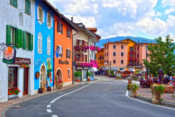 Centre Piétonnier Village Avec Des Touristes Marchant Août 2019 Folgaria — Photo