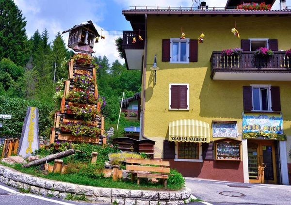 蜂蜜とギフトアイテムを販売する特徴的な店8月11 2019 Folgaria Trento Italy — ストック写真