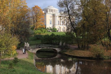 Sonbahar pavlovsk parkta bir yürüyüş
