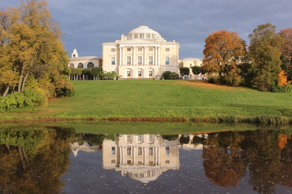 Il Palazzo Pavlovsk in autunno . — Foto Stock