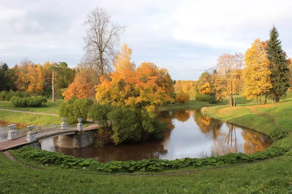 Pavlovsk park in het najaar. Panorama — Stockfoto