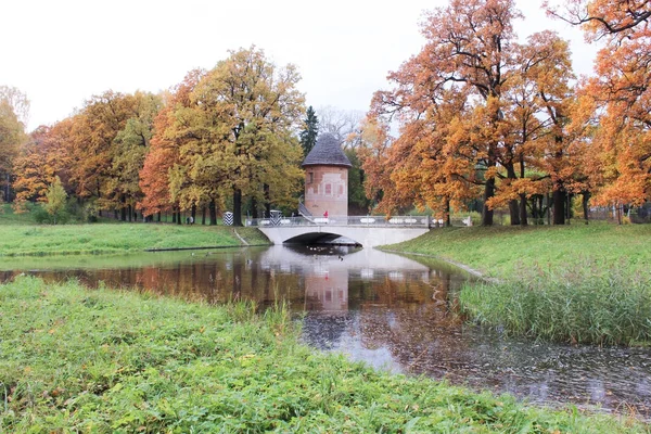 Peel toren in pavlovsk park in het najaar — Stockfoto