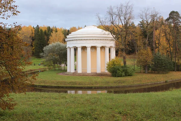 The temple of friendship in Pavlovsk Park — Stock Photo, Image